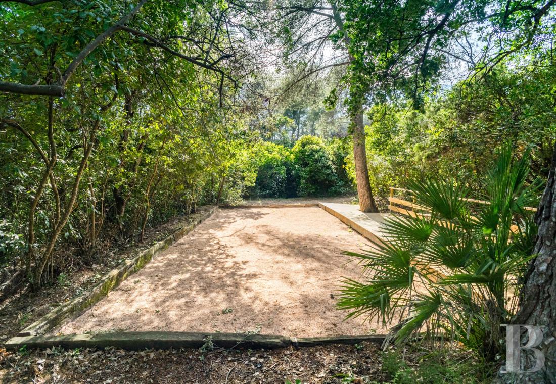 A renovated farmhouse surrounded by extensive grounds leading down to the sea, between Toulon and Hyères on the Var coast - photo  n°28